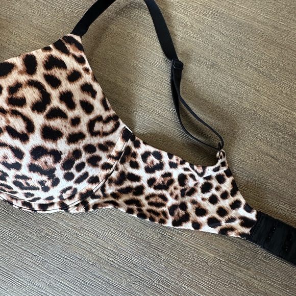 Victoria’s Secret Fabulous plunge bra- 32D - Picture 5 of 9